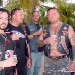biker bande devant sa moto