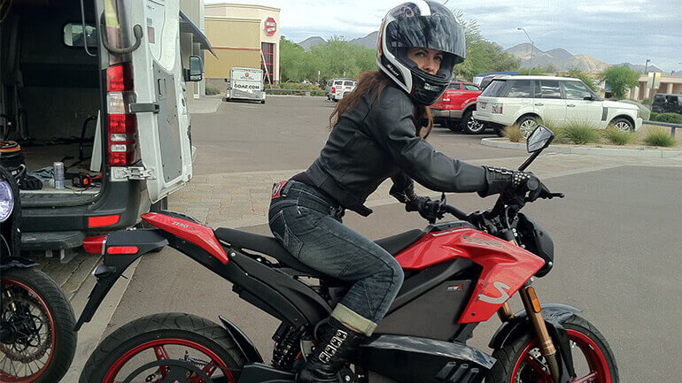 Femme à moto