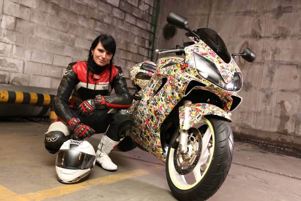 femme moto intégralement cuir sexy