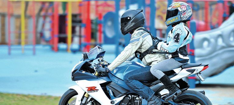 Transporter et Équiper son Enfant à Moto ?